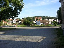 File:Dublovice,_křižovatka_u_rybníka.jpg