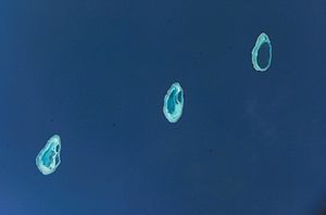 Satellitenbild der Atolle der Rowley Shoals (von rechts: Mermaid Reef, Clerke Reef und Imperieuse Reef)