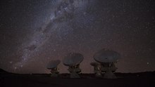 Fil: ESO - Fire ALMA -antenner på Chajnantor -sletten (af) .ogv