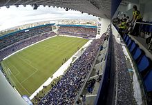 Blick in das enge Stadion und auf die Haupttribüne mit den Logen am 8. Februar 2017.