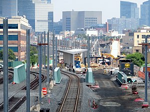 Construcción de la estación East Somerville desde Cross Street, julio de 2021.JPG