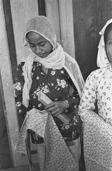 File:Een Indonesische vrouw krijgt nieuwe kleding stuk stof, Bestanddeelnr 51-4-3.jpg