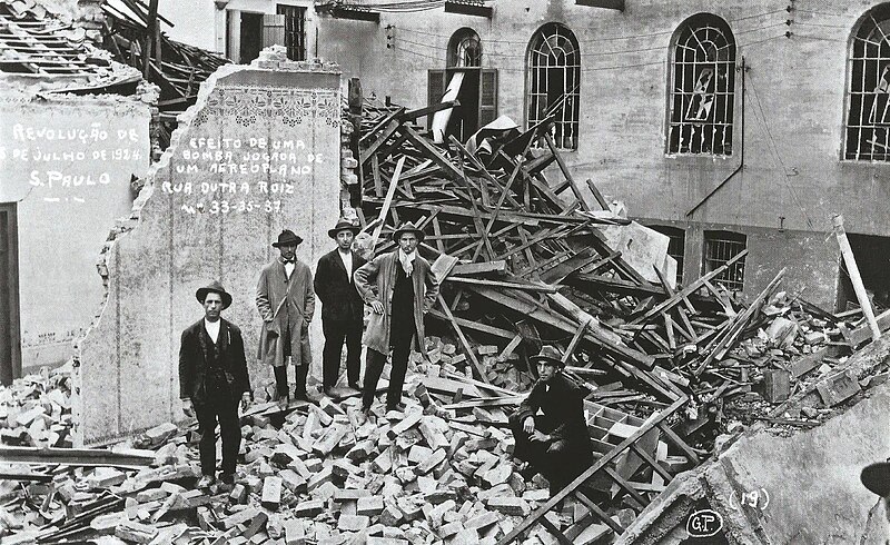 File:Efeito de uma bomba jogada de um aeroplano rua Dutra Roiz - Efeitos da revolução em São Paulo (19).jpg