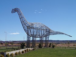 Escultura metálica de un dinosaurio en el acceso a la ciudad de Rincón de los Sauces, Neuquen, Argentina. - panoramio.jpg