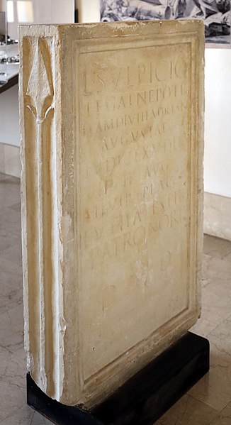 File:Età antonina, stele del venator, fatta fare dal liberto euthales, da veelia 02.jpg