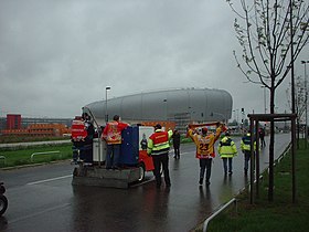 Ankunft der Eisbearbeitungsmaschine beim Fanmarsch am 3. September 2006