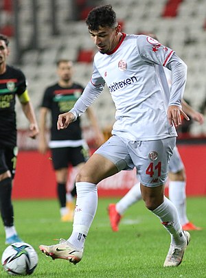 Gökdeniz Bayrakdar at Antalyaspor vs Amed SK 20211130 (cropped).jpg