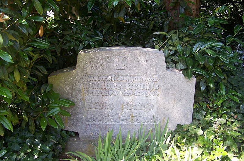 File:Göttingen Stadtfriedhof Grab Walther Krause.JPG