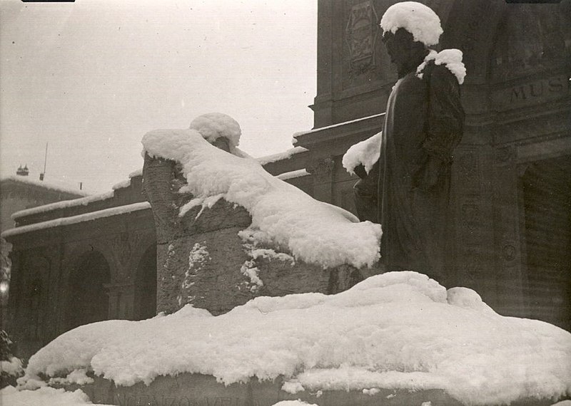 File:Gabinio.Torino-Monumento A Vincenzo Vela Sotto La Neve, Corso Siccardi, Di Fronte Al Museo Civico 030B19.jpg