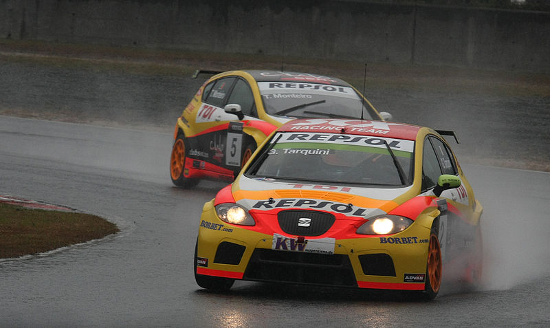 File:Gabriele Tarquini leads Tiago Monteiro 2009 WTCC Race of Japan (Race 1).jpg