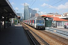 Une rame Z 6400 s’apprête à entrer en gare de Courbevoie en direction de Paris-Saint-Lazare.