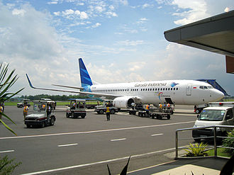 A Garuda Indonesia Boeing 737 NG with its current livery at Adisutjipto International Airport, Yogyakarta, Indonesia. (2010) Garuda Indonesia New Livery.jpg