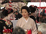 Contrast shot, showing contrast between mature geisha and apprentice maiko (taken by this author)
