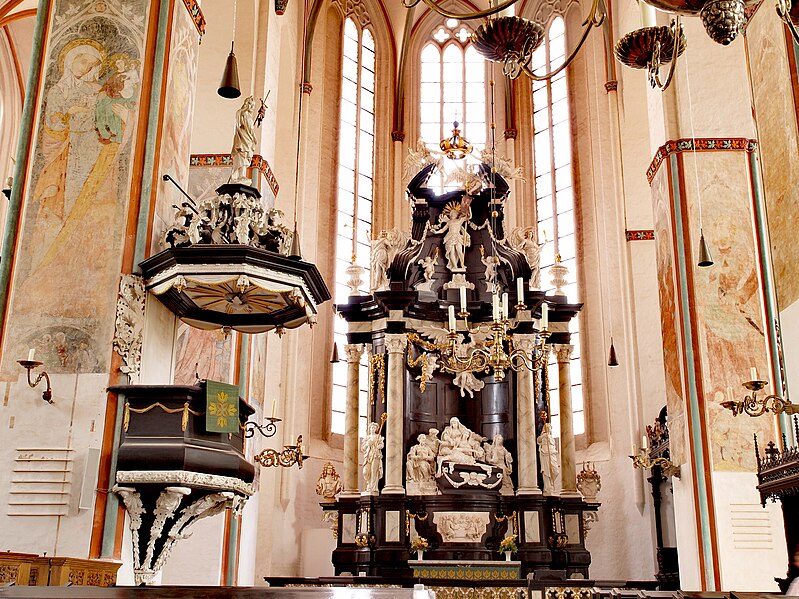 File:Germany Luebeck St Jakobi pulpit and altar.jpg