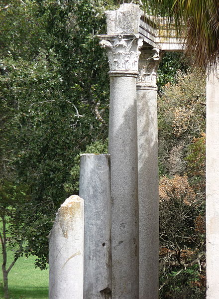 File:Giardino inglese Reggia Caserta false rovine laghetto f03.jpg