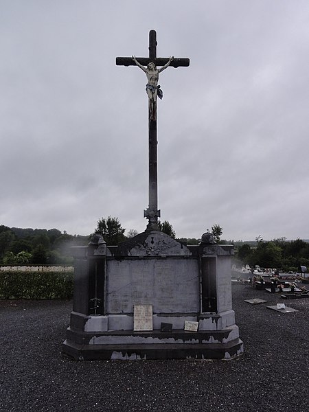 File:Glageon (Nord, Fr) cimetière, monument 14-18 avec calvaire.jpg
