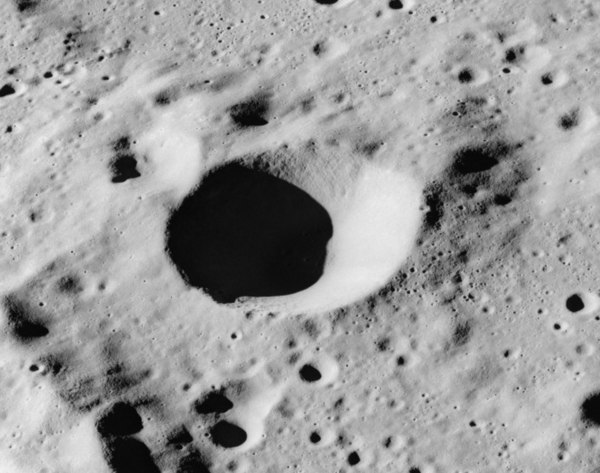 Apollo 16 image Glauber crater AS16-M-1301.jpg