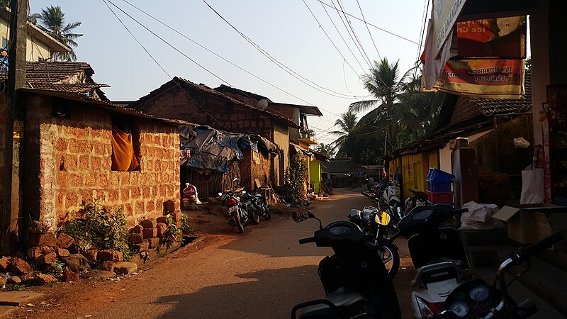 File:Goa- slum and more (32212532903).jpg