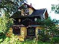 Haus in der Steinkirchner Straße 18 in Gräfelfing, Landkreis München, Regierungsbezirk Oberbayern, Bayern. Als Baudenkmal in der Bayerischen Denkmalliste aufgeführt. Laut Denkmalliste um 1902 von den Architekten Stadler und Julius Necker erbaut