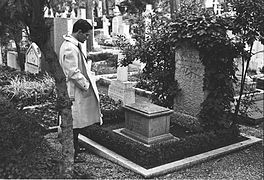 Pier Paolo Pasolini ante la tumba de Gramsci.