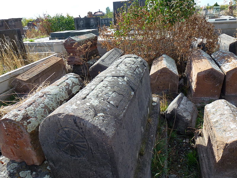 File:Grave in Gyumri 164.JPG