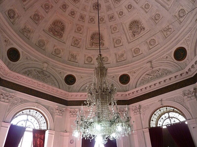 File:Graveyard at the Mausoleum of Sultan Mahmud II - interior - dome - P1030830.JPG