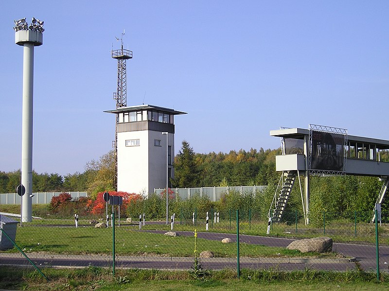 File:Grensovergang-helmstedt-marienborn-lichtmast-commandotoren-brug.JPG