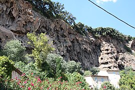 Grottes dans les formations de tufs de Cotignac, Var, France.