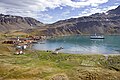 Hafen von Grytviken mit Walfangstation, Kirche und Friedhof mit Shackletons Grab, 2004