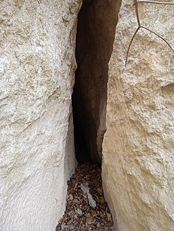 A Guillotine-barlang bejárata
