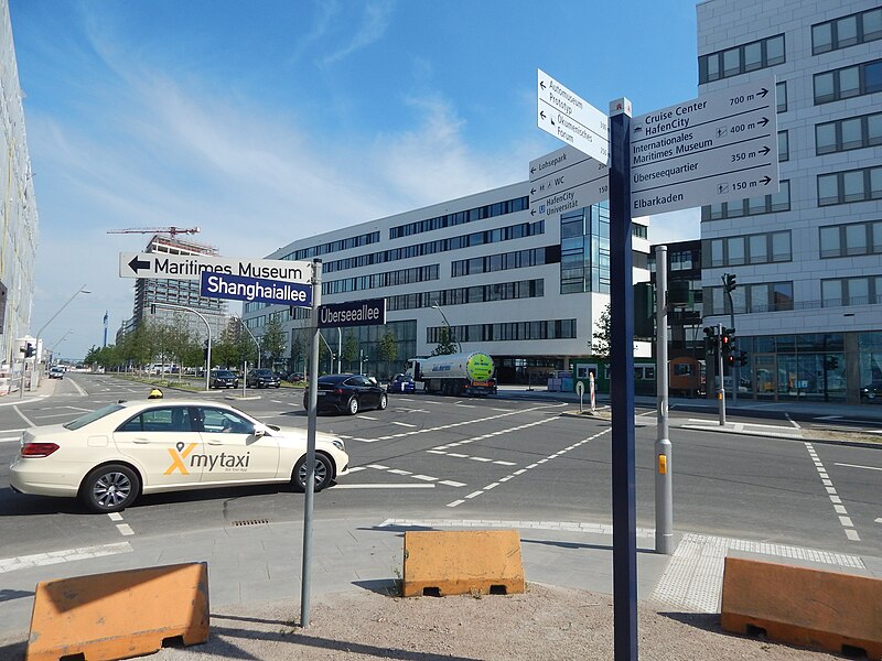 File:HCU Fahrraddemo, HafenCity Universität, Hamburg, Mai 2018 03.jpg