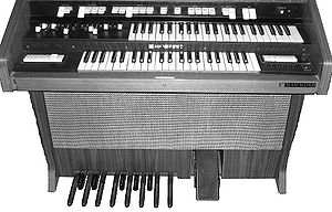 This Hammond spinet organ shows the relatively short pedals and 13-note range used on spinet organs Hammond TR200.jpg