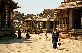 Vittalatemplet, med stridsvognen i sten, som templet er kendt for, i baggrunden.
