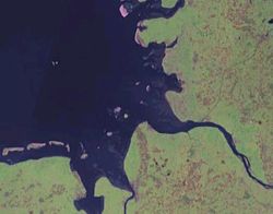 műholdfelvétel az öbölről, bal oldalt fent Helgoland szigetével