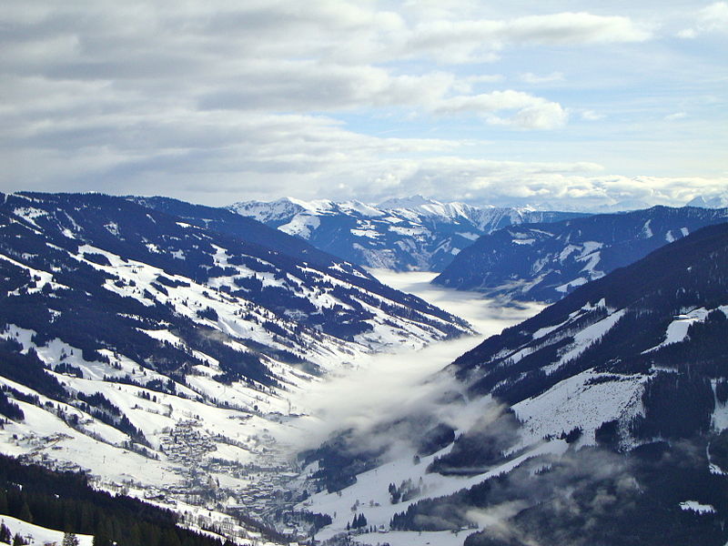 File:Hinterglemm Valley (8476307789).jpg