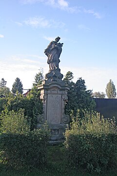 Hořiněves, socha sv. Jana Nepomuckého v blízkosti Hankova domu.jpg