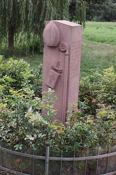 File:Hochheim Bonifatiusdenkmal.JPG