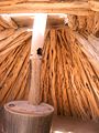 Enterijer „muške“ Navaho kolibe, peć je napravljena od metalnog bureta