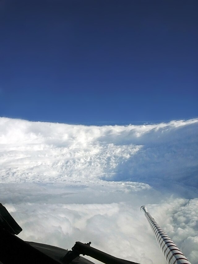 السُحب بداخل عين إعصار كاترينا كما التقطتها الطائرة التابعة للإدارة الوطنية لِلمُحيطات والغلاف الجوِّي لوكهيد دبليو بي-3دي أورايون، يوم 28 آب (أغسطس) 2005م، قُبيل وُصول الإعصار إلى ساحل الخليج الأمريكي