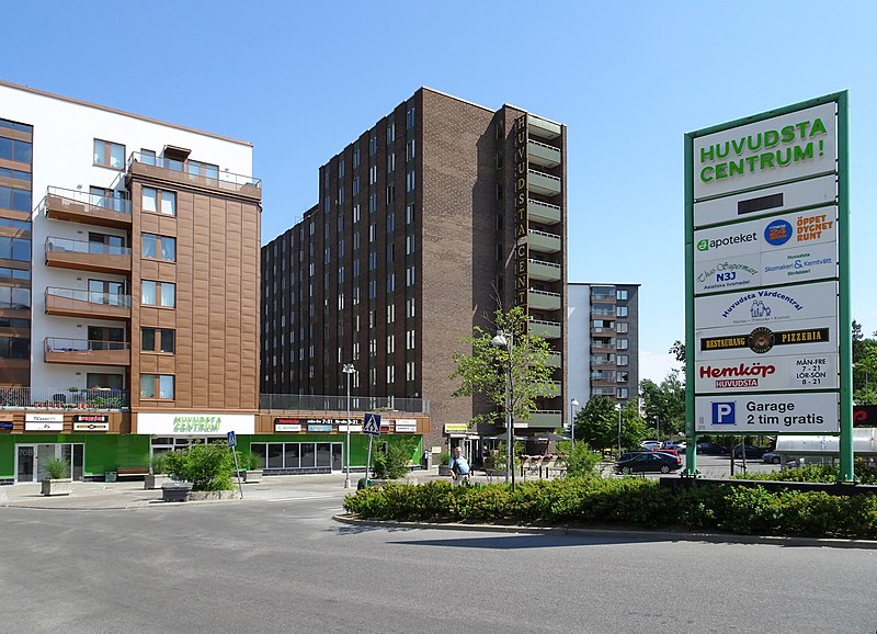 File:Huvudsta Centrum, juni 2020.jpg