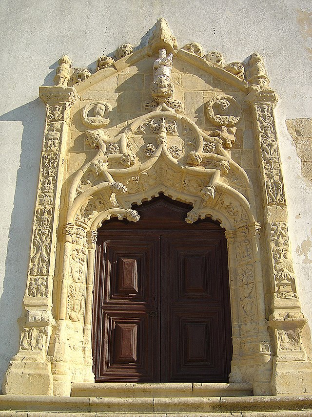 Pórtico manuelino da Igreja de Santo Quintino (monumento nacional)