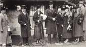 Inauguration of Zui-Ki-Tei in Sweden, October 8, 1935. From the left: Ida Trotzig, the Japanese minister Shiratori, crown princess and later queen Louise, crown prince and later king Gustav VI Adolf, Douglas Lundgren, consul Lundgren and Mrs Lundgren.