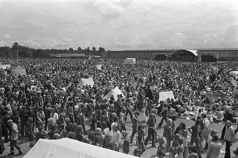 File:Internationaal Popfestival in Hilversum overzicht naar podium toe, Bestanddeelnr 927-3350.jpg