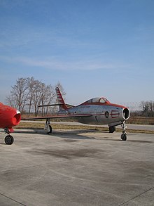 Un F-84 dell'Aeronautica Militare, con i colori dei Diavoli Rossi.