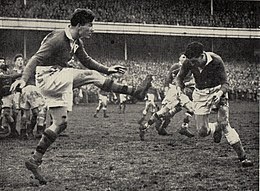 Jack Kyle - Irlande v Pays de Galles 1951 (3614583170) .jpg