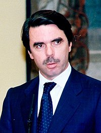 José María Aznar impone al diputado Enrique Múgica la Gran Cruz de la Orden de Isabel la Católica. Pool Moncloa. 12 de mayo de 1999 (cropped).jpeg