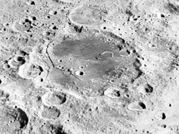 Oblique Lunar Orbiter 2 image, facing south Jules Verne crater 2075 med.jpg
