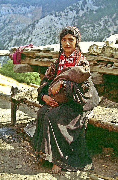 File:Kalash-Frau.jpg