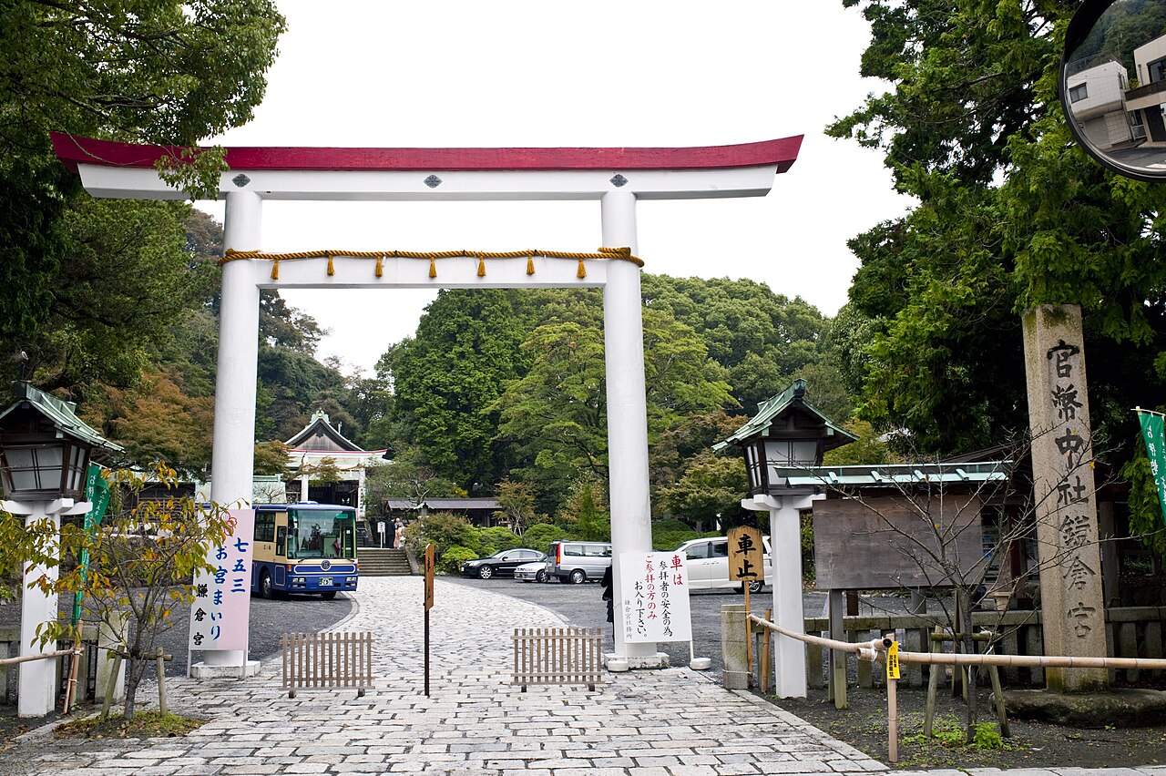 Inusual torii blanco y rojo en el santuario Kamakura