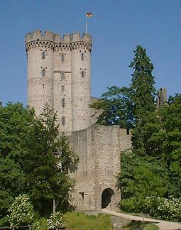 Gate tower and tower house of the Kasselburg KasselburgTorturm.jpg